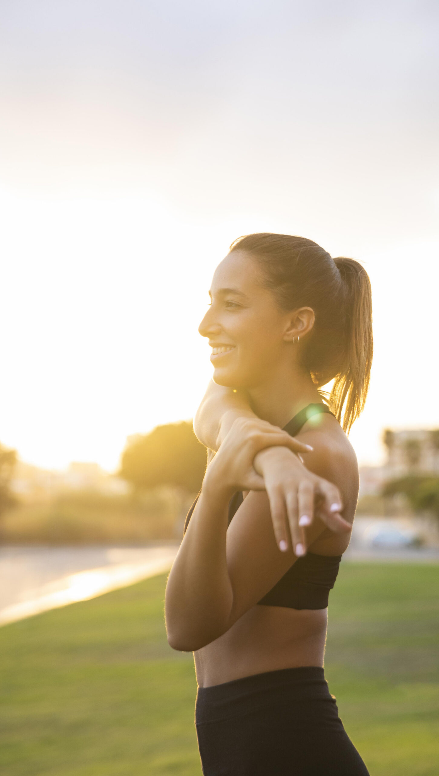 medium-shot-smiley-woman-stretching